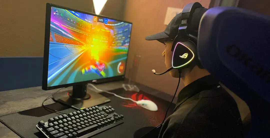 ゲームをしてる後ろ姿