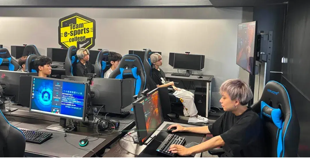 プロから指導を受けている様子