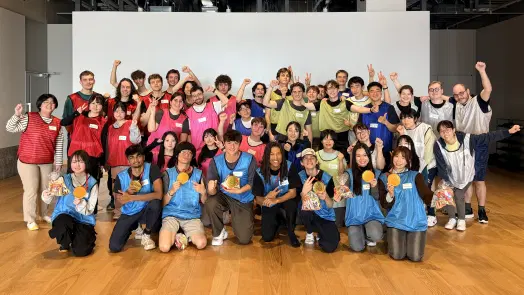 多国籍の学生がスポーツを楽しむ画像