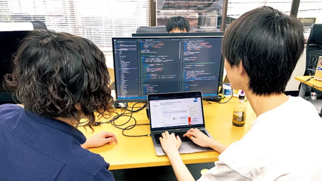 企業でペアプログラミングをしている様子