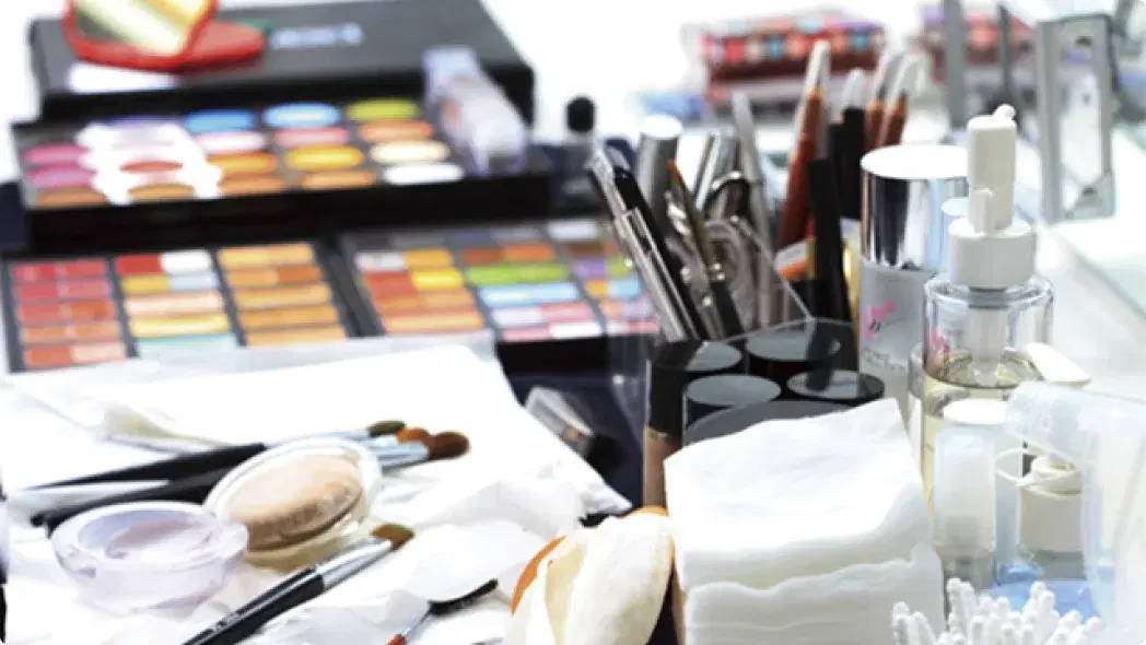 メイク道具がたくさん並んでいる