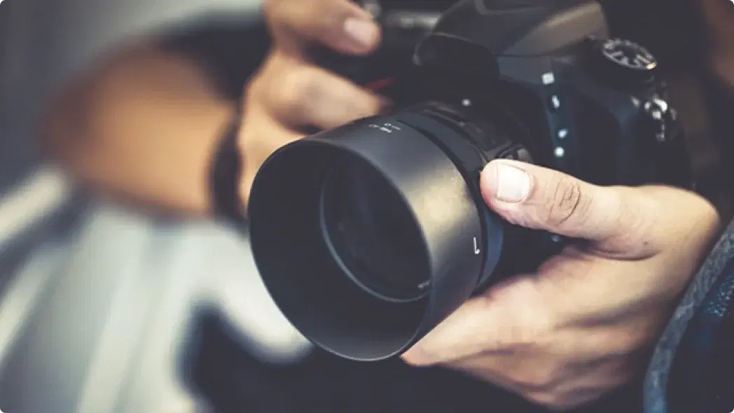 カメラを構えている様子