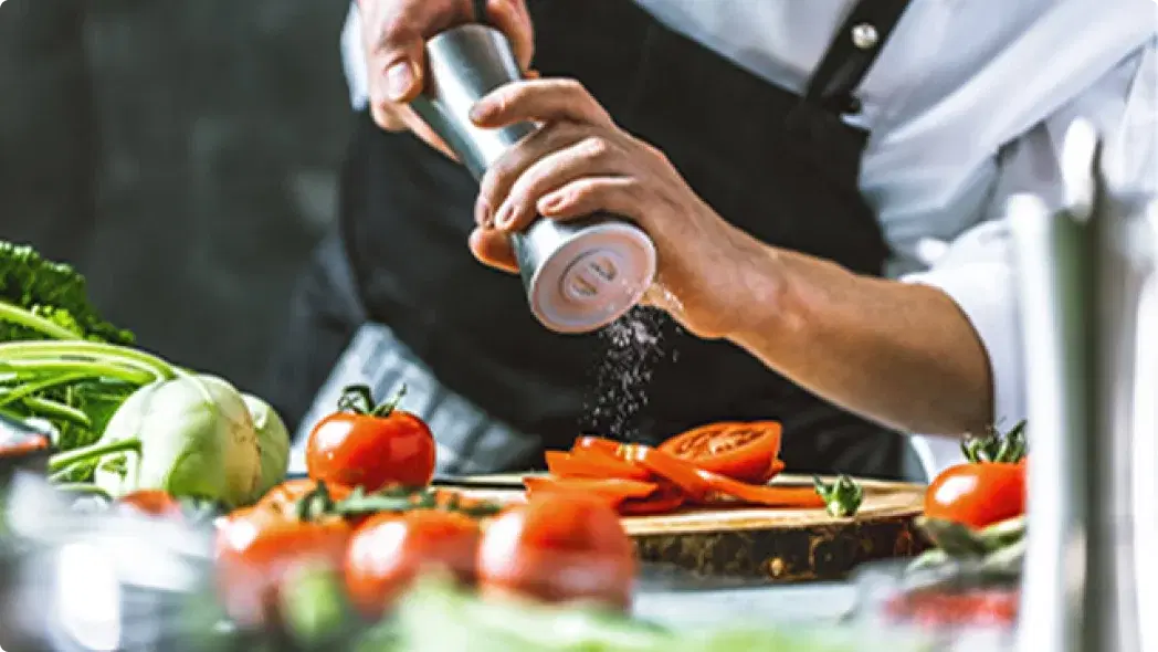 トマトに塩を振っている