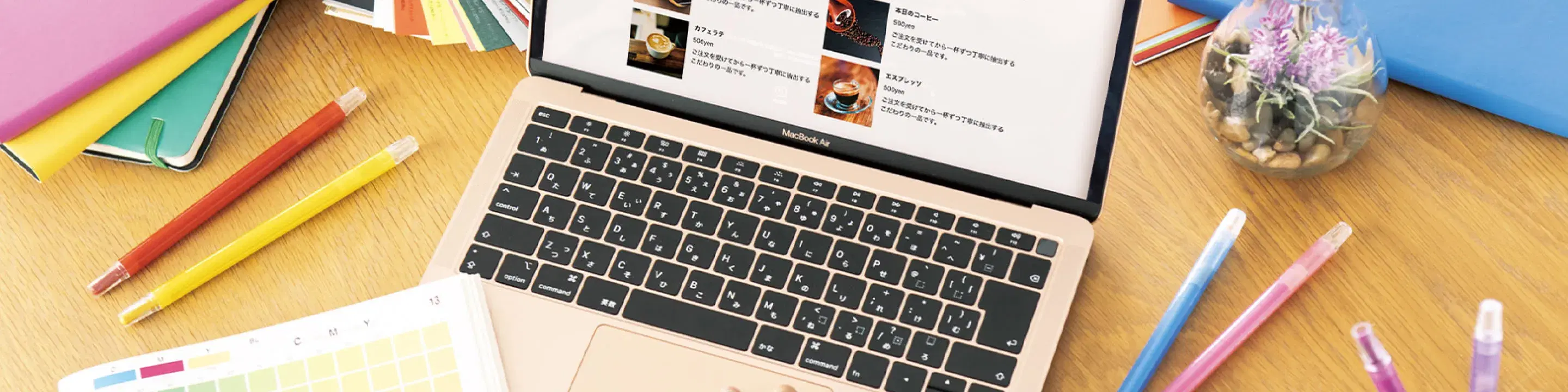 MacBook Airと色鉛筆の写真
