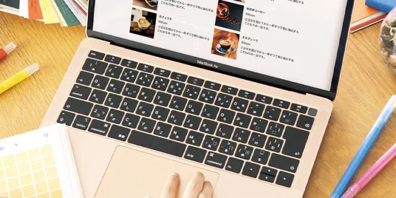MacBook Airと色鉛筆の写真