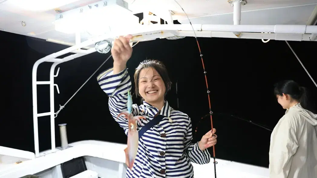 イカ釣りの様子