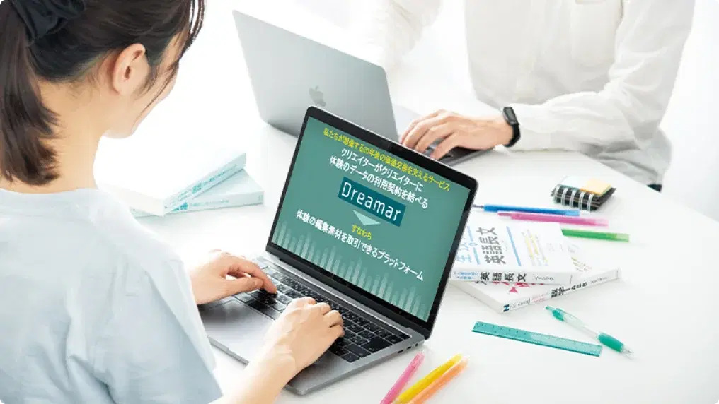 N高生がパソコンで授業を受けている