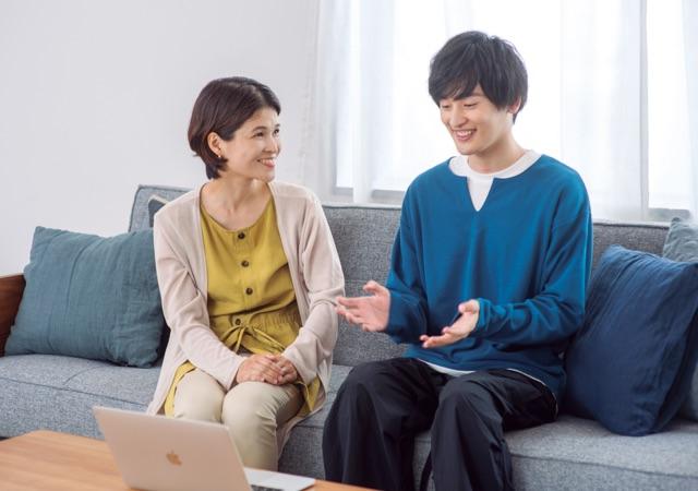 生徒と保護者がノートパソコンを見ながら面談をしている様子