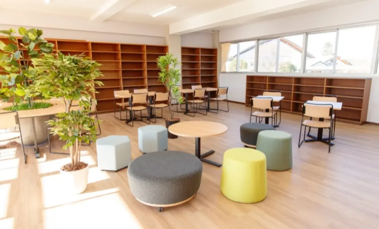 様々なキャンパス内の写真。椅子とテーブルが置いてある部屋。屋上。外観には木が植えられている。室内の溜まり場。壁にはN高のロゴが飾られている。