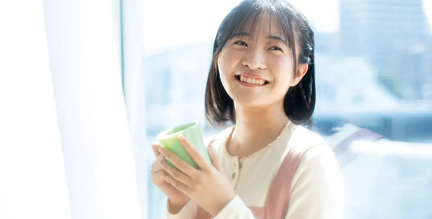 教室で授業を受けている生徒たち