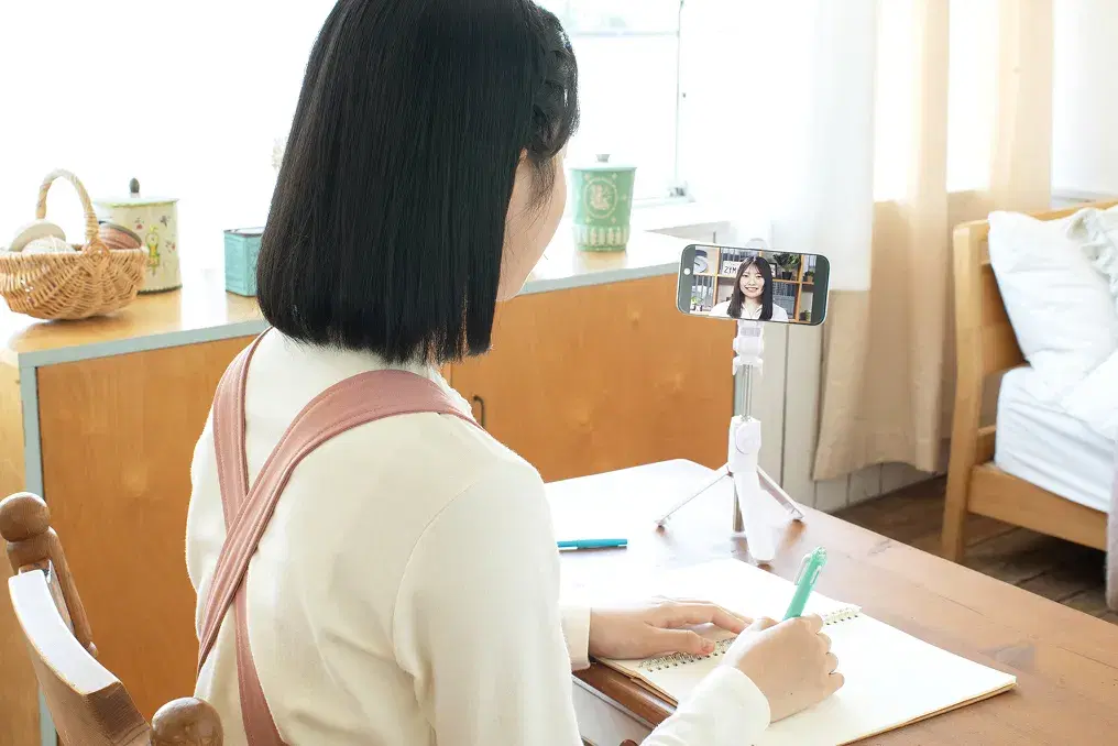 個別指導パックでレポート支援を受ける生徒