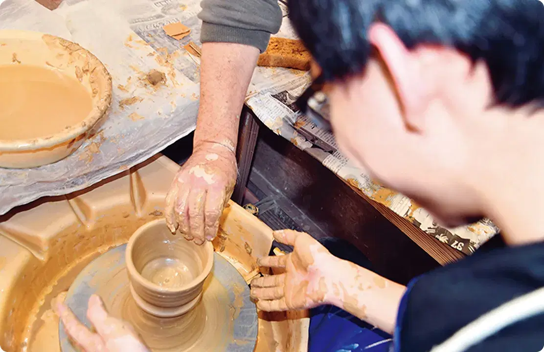 陶芸をしている様子