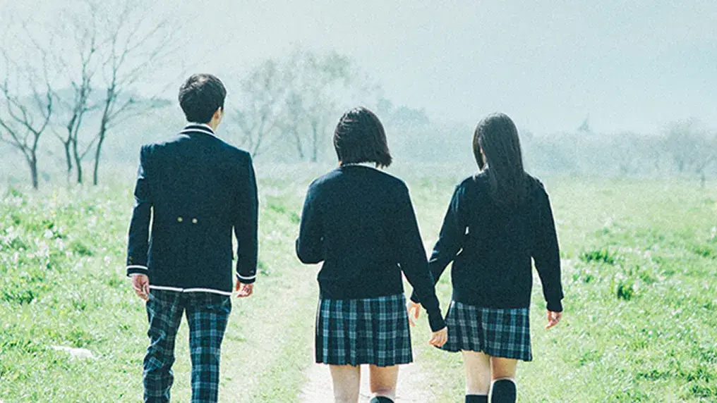 3人の卒業生が歩く後ろ姿