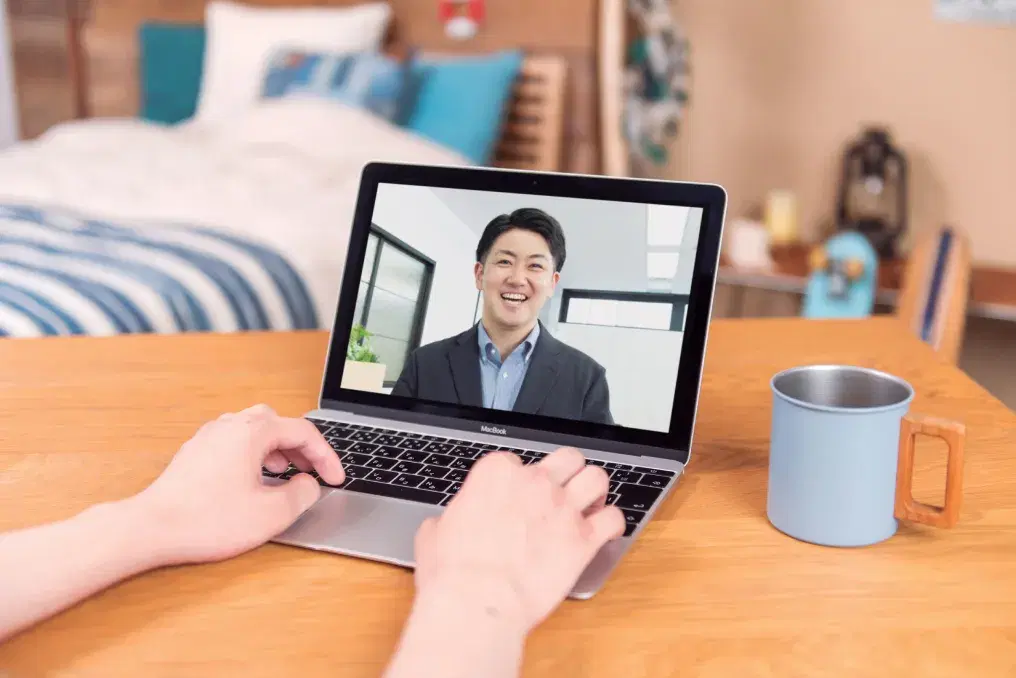 オンラインで塾の講師とやりとりしている様子