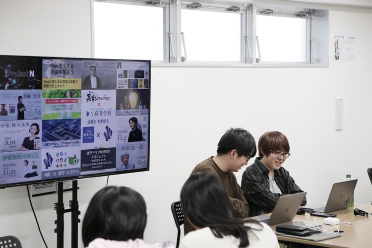 新しい年のスタートにみんなで「百人一首」をしましたのサムネイル
