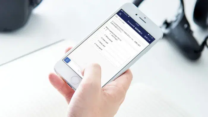携帯で英語の問題集を解いている