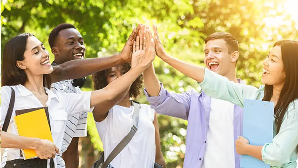 多国籍の学生が手を合わせている様子