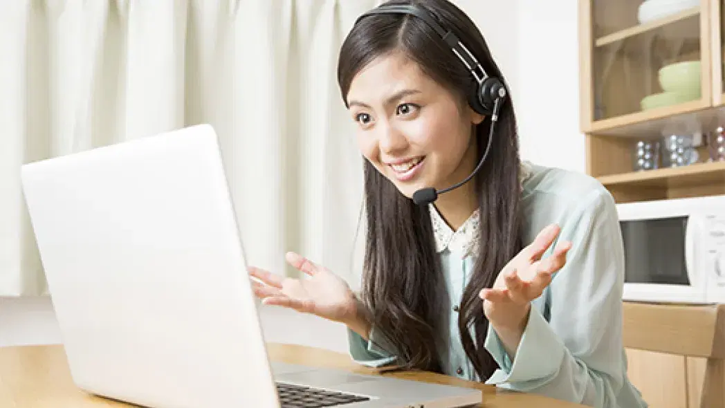 女性がオンラインで話している写真