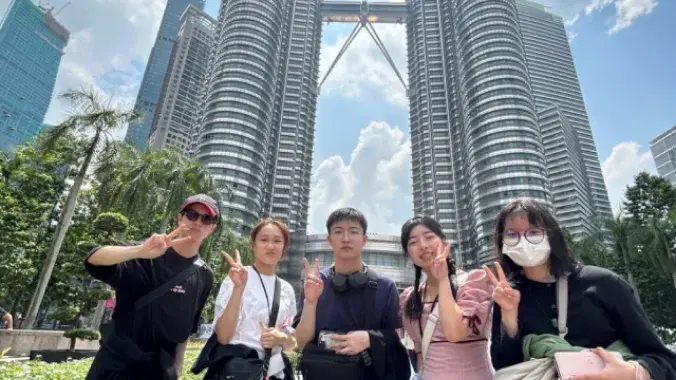 マレーシアの観光地を巡っている様子