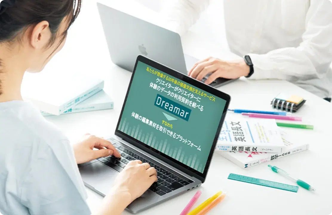 女性がPCでICTツールを開いている様子