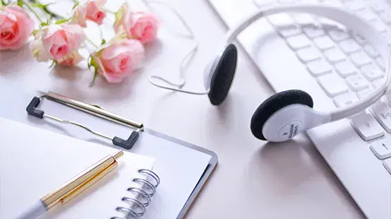 ヘッドフォンとノート、キーボードが置かれたカウンセリング環境