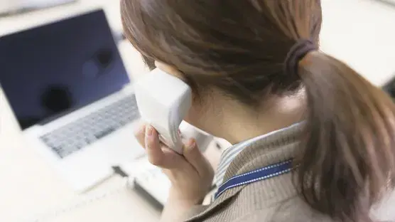 電話でサポートを受けている生徒の様子