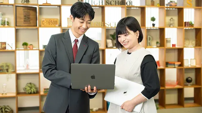 メンターと共に生徒をサポートTA(ティーチング・アシスタント)のイメージ画像