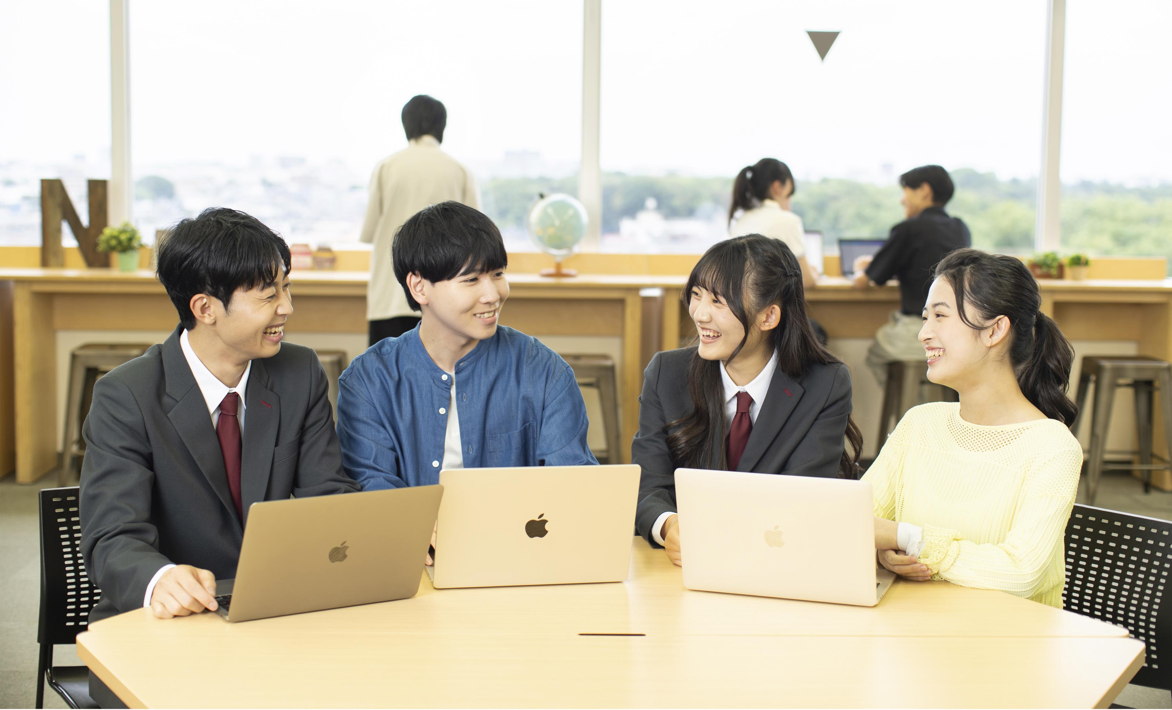 N高校舎内で複数人が集まっている