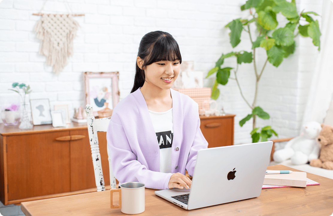 女性がPCを開いている