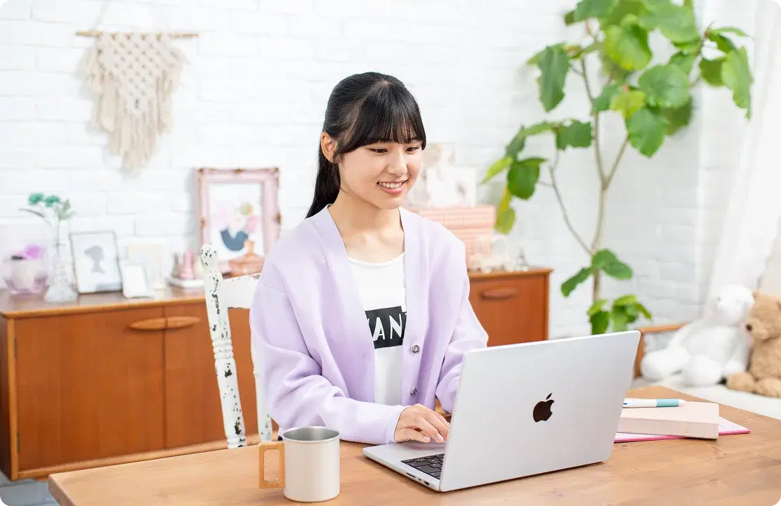 女性がPCを開いている